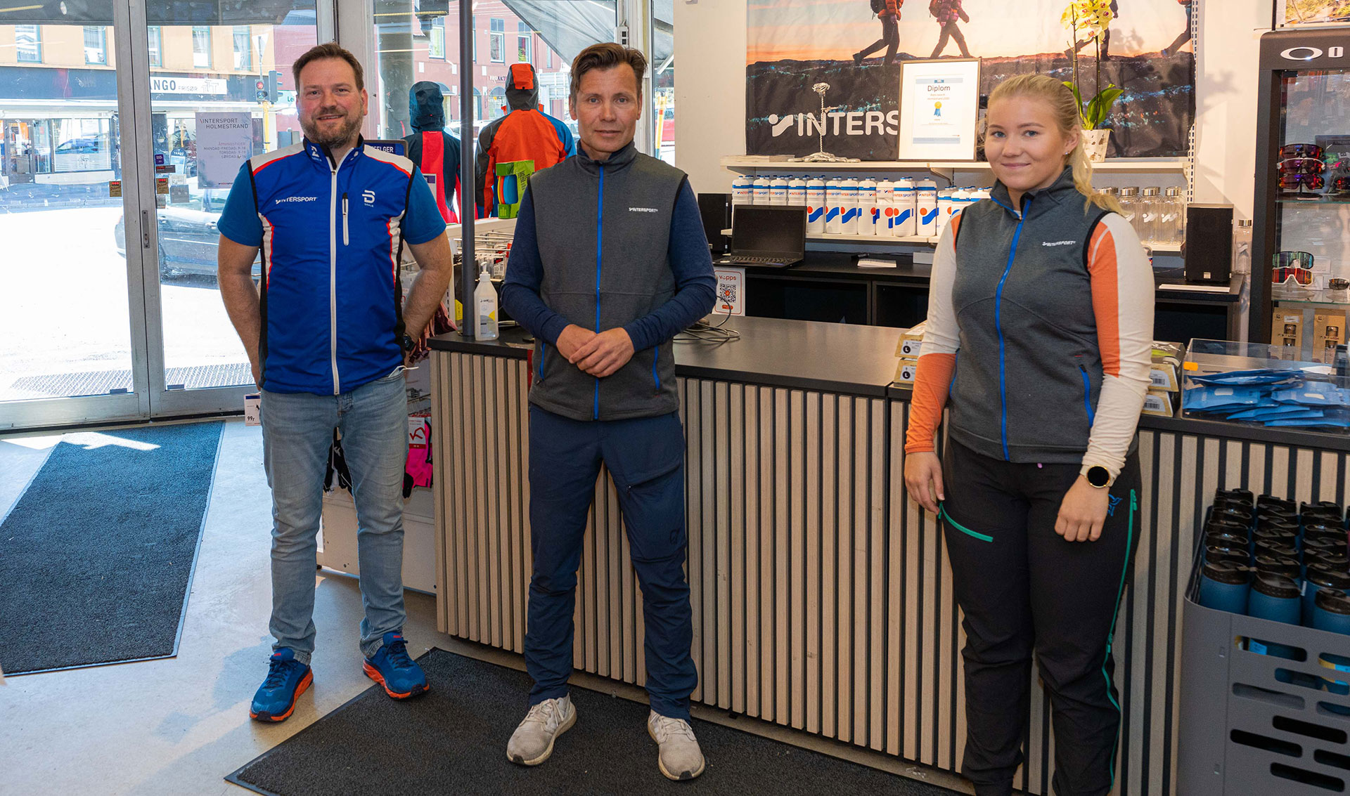 Bilde av daglig leder hos Intersport Rune Bergquist i butikken i Holmestrand sammen med to ansatte