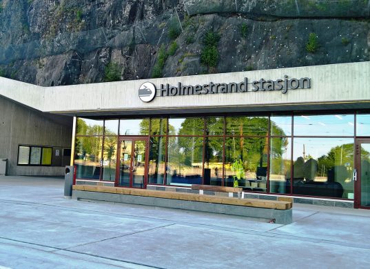 Inngangen til Holmestrand togstasjon. Foto.