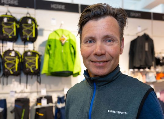 Bilde av daglig leder hos Intersport Rune Bergquist i butikken i Holmestrand.